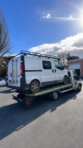 Photo de galerie - Transport d’un véhicule effectué sur plateau. Véhicule chargé, sanglé et sécurisé correctement pour un remorquage en toute sécurité. Dépannage, remorquage et transport de véhicules courte et longue distance.
