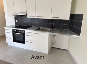 Photo de galerie - Revêtement cuisine avec adhésif avant application