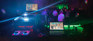 Photo de galerie - Set DJ sur estrade grande salle