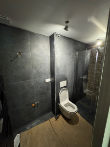 Photo de galerie - électricité d’une salle d’eau, avec des spots leds étanches, prises de courant et alimentation pour le miroirs 