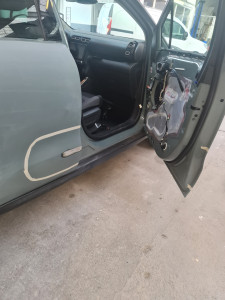 Photo de galerie - Cette photo illustre :
Le démontage des éléments en réparation
La réparation si possible en évitant d'y appliquer un mastic 
