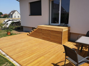 Photo de galerie - Terrasse en mélèze avec escalier et coffre de rangement intégré 