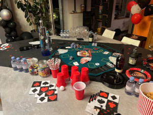 Photo de galerie - Pour célébrer un passage symbolique à la trentaine, nous avons imaginé une soirée immersive sur le thème Tapis rouge Casino & Poker.