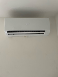 Photo de galerie - Installation complète de climatisation réversible split , incluant la pose des unités, les raccordements frigorifiques et électriques, la mise en service et les réglages.