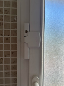 Photo de galerie - Poser de verrou fenêtre PVC