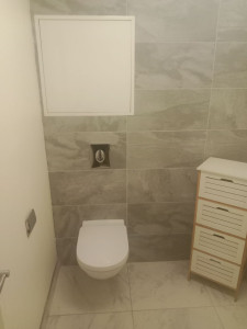 Photo de galerie - Création d'un WC suspendu avec Vmc simple flux pour une maison, encastrement tuyauterie et électricité, pose du carrelage...