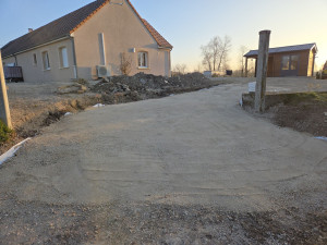 Photo de galerie - Location de pelle avec opérateur aménagement entrée de cour avec les matériaux sur place