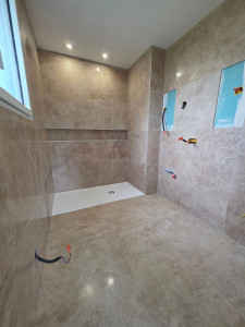 Photo de galerie - Salle de bain en travertin imitation 129/120