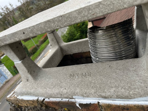 Photo de galerie - Pose de chapeaux de cheminée