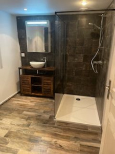 Photo de galerie - Réalisation de salle de bain complète.
Pose receveur douche, robinetterie, meuble vasque et miroir. 
Pose carrelage sol et mur.