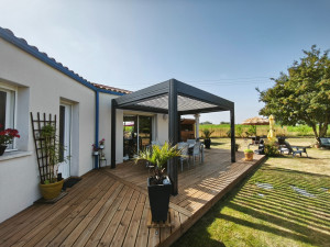 Photo de galerie - Réalisation d'une terrasse bois sur mesure, pose d'une pergola bioclimatique