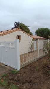 Photo de galerie - Enduit de façade sur moellons et peinture, fourniture et pose clôture rigide, édification du seuil d'entrée et pose du portail . Pour finir terrassement et création du parking en concassé béton en sous couche et finition en gravier de Garonne 
