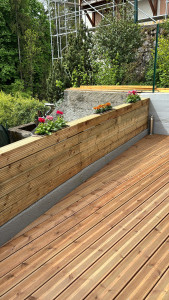 Photo de galerie - Fabrication d’une terrasse bois et d’un mur de protection en bois avec insertion de niche pour pots de fleurs