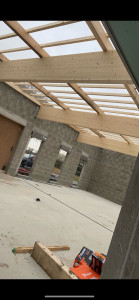 Photo de galerie - Pose de panne lamellé-collé et chevrons pour une couverture en étanchéité 