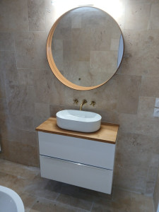 Photo de galerie - Meuble lavabo avec miroir et robinetterie encastré
