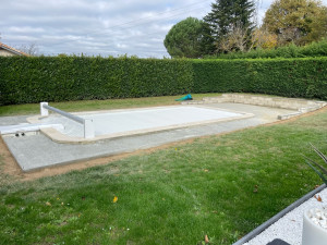 Photo de galerie - Dalle béton et mur de soutènement pour la terrasse d’une piscine 