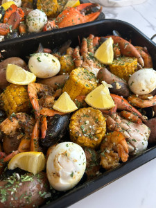 Photo de galerie - Sea food boile, 
spécialisé dans la nourriture du Sud des États-Unis. 
nombreux fruit de l'été et la sauce légendaire 
possible avec de la charcuteries hallal 