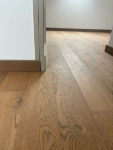 Photo de galerie - Pose parquet contrecollé avec plinthe 