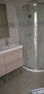 Photo de galerie - Rénovation salle de bain
pose de meuble 
cabine de douche
plomberie
carrelage faïence
électricité 
finition 