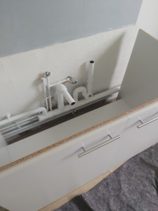 Photo de galerie - Dépose d'un meuble lavier et repose d'un meuble lavier avec lavier et mitijor.