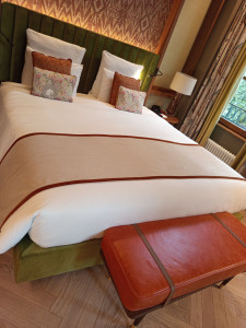 Photo de galerie - Un lit parfaitement fait pour un intérieur impeccable. MJF Nettoyage et Prestations à votre service.