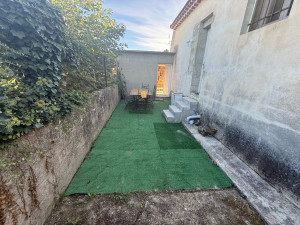 Photo de galerie - Photo avant intervention d’une pose de dalle avec pose de kit caniveaux pour évacuation eaux de pluie et terrassement 