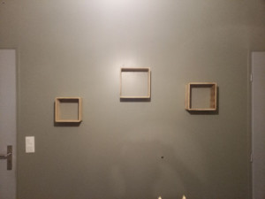 Photo de galerie - Pose de 3 étagères cubes 