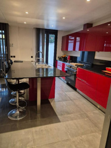 Photo de galerie - Cuisine nettoyée avec soin : surfaces brillantes, finitions impeccables et attention portée à chaque détail.