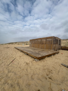 Photo de galerie - Montage d’une cabane de plage en bois 