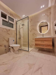 Photo de galerie - Pose complète fiancée, carrelage de marbre au Sol avec plusieurs finitions, peinture plafond, séparation et plomberie 