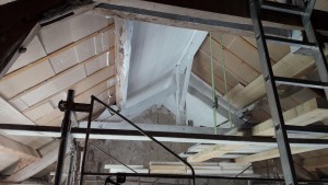 Photo de galerie - Découpe d'isolant en mousse et pause de plafond en planches avec peinture
Réaménagement d'une encienne Grange en salle de réception