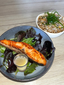 Photo de galerie - Pavé saumon et riz péruvien sauté avec salad au lait de tigre