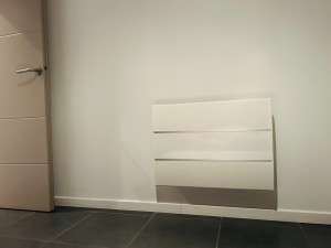 Photo de galerie - Pose d'un radiateur électrique.
