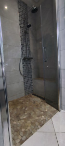 Photo de galerie - Douche italienne avec son banc.