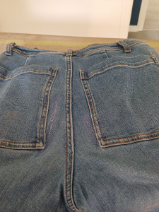 Photo de galerie - Réparation accrocs dans jeans
