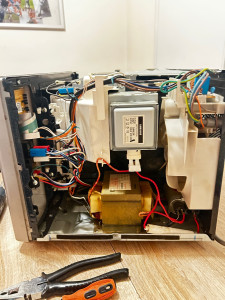 Photo de galerie - Micro-ondes, changement du Magneron