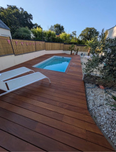 Photo de galerie - Création d’une terrasse en bois exotique + clôture rigide avec occultant 