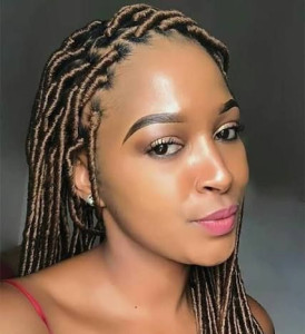 Photo de galerie - Maquillage simple et locks 