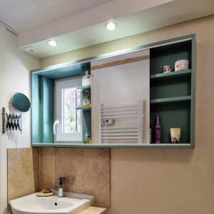 Photo de galerie - Création d'un meuble SDB avec miroir coulissant devant la fenêtre 