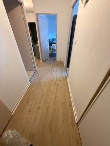 Photo de galerie - Pose de sol PVC imitation parquet.