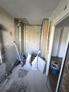 Photo de galerie - Réalisation et agrandissement d'une salle de bain.

