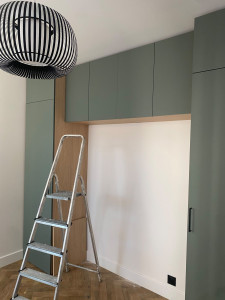 Photo de galerie - Réalisation d’un dressing / rangement sur-mesure. 
On a optimisé tout l’espace jusqu’au plafond pour gagner un maximum de stockage.

