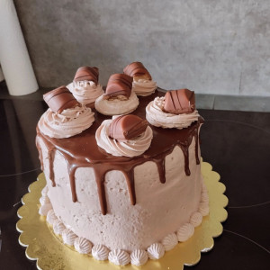 Photo de galerie - Layer cake Kinder Bueno 