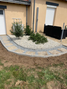 Photo de galerie - Pose de bordures avec dalles + recouvrements de graviers. 
