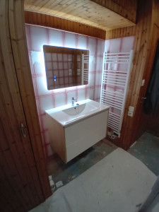 Photo de galerie - Pose du sèche serviettes.  du miroir et de l'ensemble meuble et vasque 