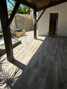 Photo de galerie - Réalisation d’un carrelage sur terrasse et joint à la chaux sur mur en pierre