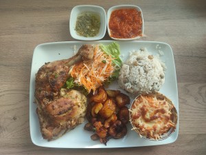 Photo de galerie - Assiette 1 personne
Cuisse de poulet
Banane plantain
Riz pois d'Angole
Gratin de patate douce
Sauce créole/ sauce tomate fait maison 