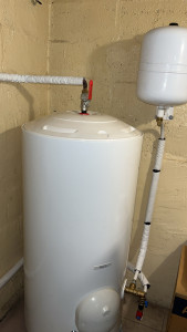 Photo de galerie - Mise en place d’un ballon d’eau chaude capacité 200 l + mise en place d’un vase d’expansion sanitaire