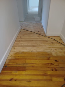 Photo de galerie - Ponçage et mise en cérusé.