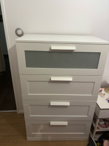Photo de galerie - Montage d’une commode 4 tiroirs. Travail propre et soigné.